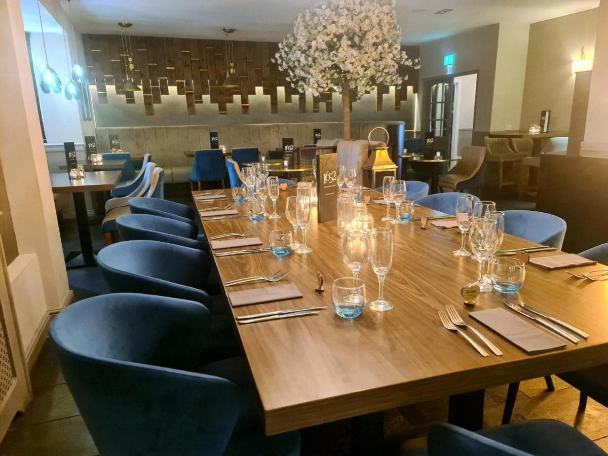 קרו White Lion Hotel מראה חיצוני תמונה