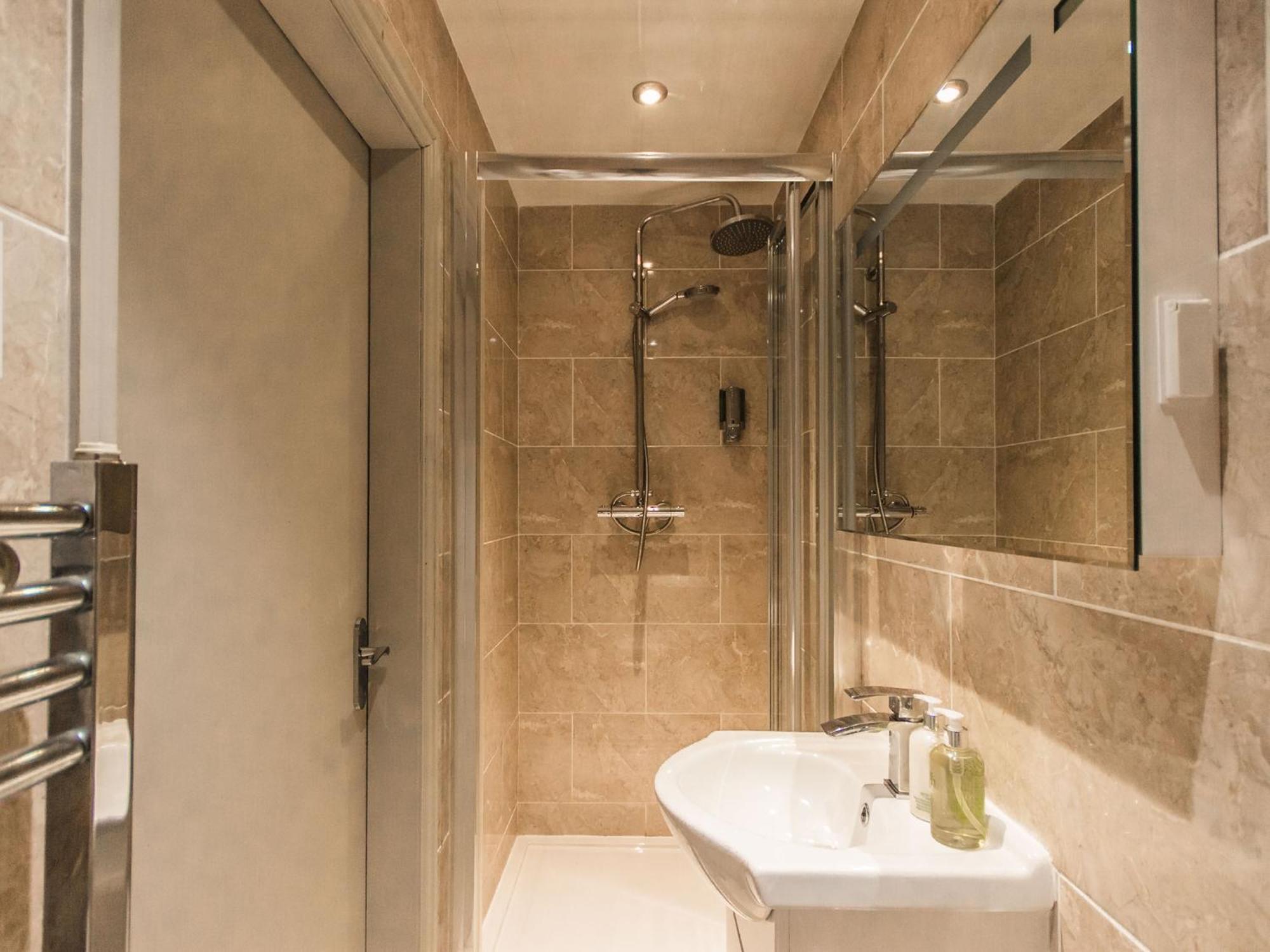 קרו White Lion Hotel מראה חיצוני תמונה