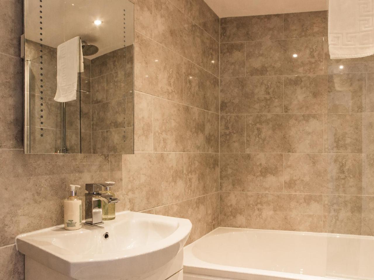 קרו White Lion Hotel מראה חיצוני תמונה