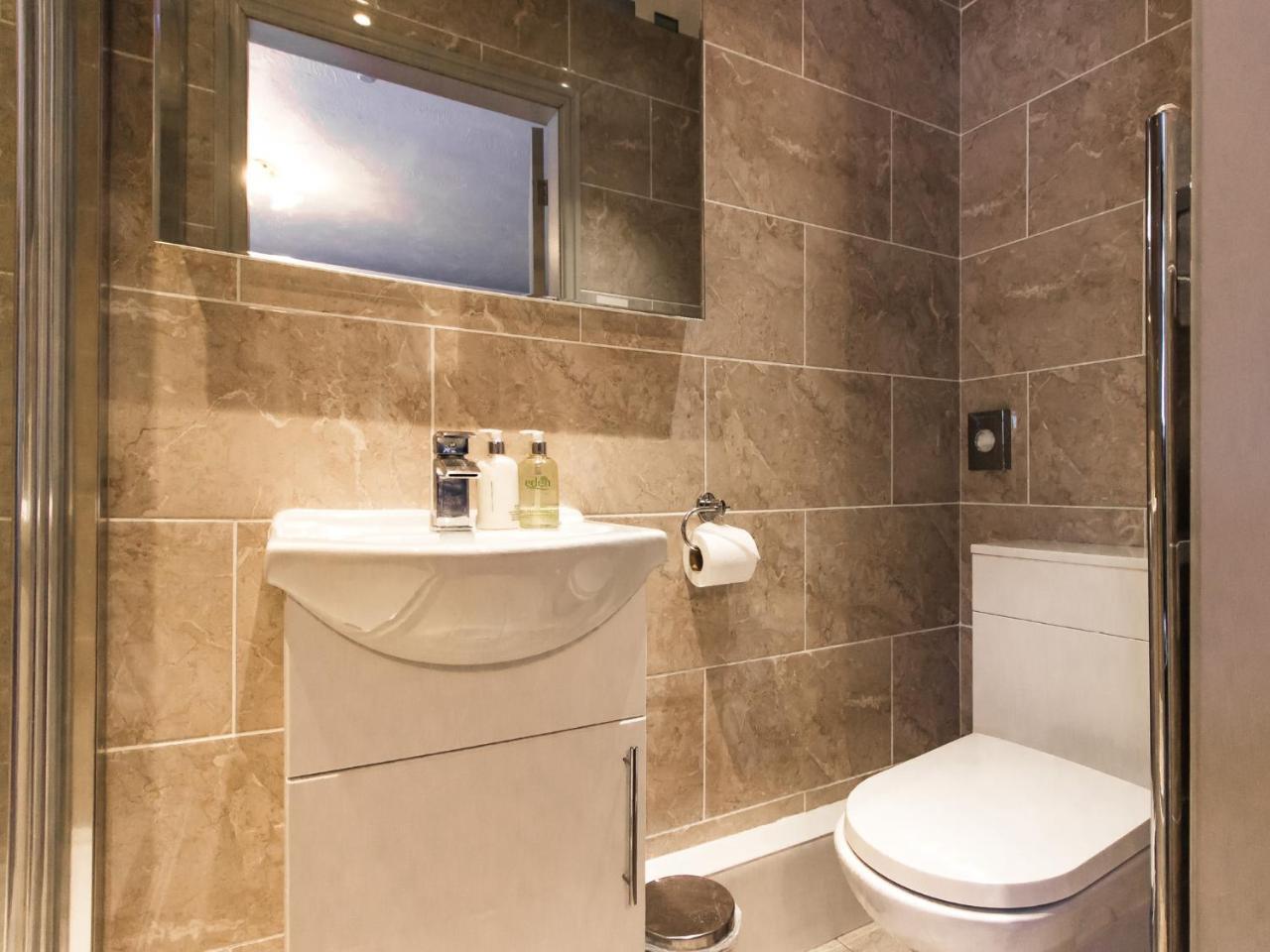 קרו White Lion Hotel מראה חיצוני תמונה
